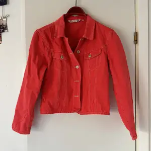 Supercool rosa jeansjacka i 100% bomull 🌺💄🌺 Storlek 36 (38 också). I bra använt skick, skulle tro att den är vintage. Den har en pyttelitet hål i sidan (se bild), men inget som märks eller stör helheten. Perfekt till slutet av sommaren & skolstart ☀️