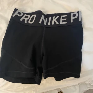 Nike pro shorts - Ett par svarta nike proshorts, använda men ändå bra skick. Storlek S. Säljer pga att de är för små. Skriv vid frågor eller fler bilder💕
