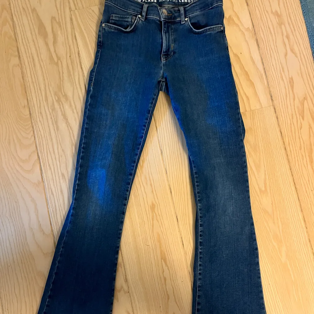 Säljer dom här bootcut lågmidjade jeansen från Plick! Dom är lite slitna där nere som ni ser på sista bilden💕Skriv för fler bilder eller frågor . Jeans & Byxor.