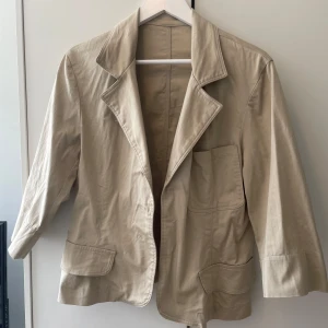 Trekvartsärmd kappa - Säljer denna höst/vår jackan som är trekvartsärmd i beige i storlek M men passar även S/M, knappt använd skriv gör fler bilder 
