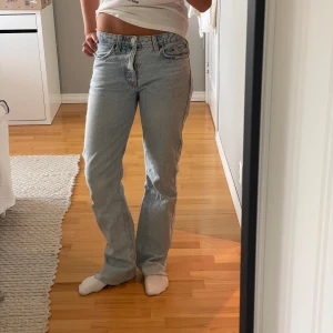 Zara jeans - Svin snygga jeans i en straight modell som är köpt för ungefär 2 år sen men de är knappt använda och därav säljer jag