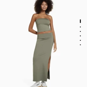 Bershka Kjol - Säljer denna bershka kjolen i grön/oliv använd ett få tal gånger, storlek M men skulle säga passar även xs-l då den är stretchig, inga defekter