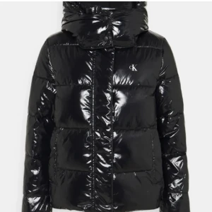 Ck vinter jacka - Säljer nu min vinterjacka från Calvin Klein då den ej kommer till användning längre. Fint skick, köpt för 2 år sen! Skriv privat för egna bilder. Kan tänka mig gå ner i pris vid snabb affär 🩷