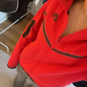 Röd Nike tech hoodie + sail racing   - Nike tech zip hoodie i röd, några fläckar som inte går bort men annars i bra skick