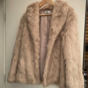 Pälsjacka  - Så snygg pälsjacka från Linn Ahlborgs kollektion med nakd. Passar mig med storlek s perfekt. 
