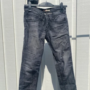 Low waist Levis jeans - Lågmidjade gråa jeans från Levis i bra skick! Står ingen storlek i byxorna men passar XS/S. 
