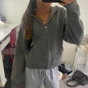 Zara hoodie - Superfin Zara hoodie som jag köpte från barnavdelningen i en stor storlek. Skulle säga att den passar XS-S! ❤️