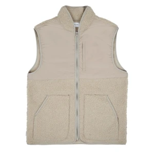 Teddyväst - Jättesnygg beige Teddyväst från Studio Total som passar perfekt till hösten. Inga skador och är i fint skick. Nypris är 600kr.🥰🥰