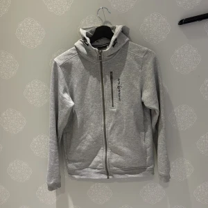 SAIL RACING SIP HOODIE - Säljer den för den är för liten. Den är i fin skick och inga fläckar.  Storlek 170 Ny pris 1500kr 