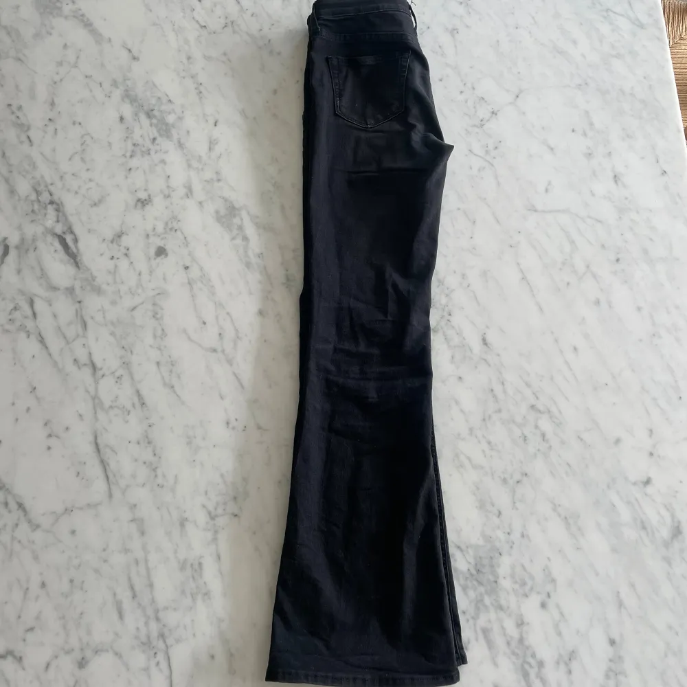 Svarta jeans bootcut med låg midja från H&M. Jeans & Byxor.