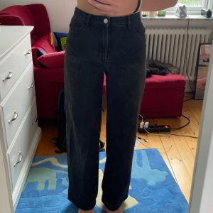 Svarta jeans från Lindex - Säljer ett par svarta jeans från Lindex i storlek 36. De är högmidjade och har en straight fit. De är i bra skick och väldigt bekväma att ha på sig. Passar till allt och är långa i benen. Sälher då de är för korta för mig (är 185.