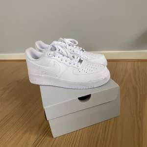 Nike Air Force 1 - 10/10, använd fåtal gånger. Säljer för de används inte. Sulan kan ha små fläckar