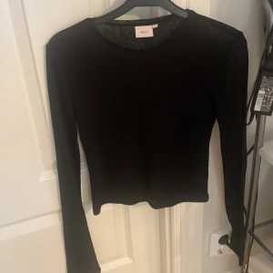 Svart genomskinlig tröja  - Fin genomskinlig tröja från Nelly i jättefint skick! Bara använd några få gånger! 