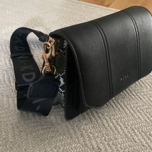 Svart handväska - Köptes förr förra året, nästan aldrig använt🫶 köptes för 400kr så säljer den nu för 250kr🩷