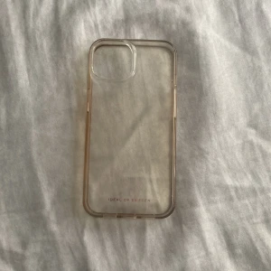 Ideal of sweden skal genomskinligt - Hej har ett lite används skal som inte använts längre, funkar bara till iPhone 13. Orginalpriset för den är på ungefär 200-300kr men kommer sälja skalet för 150kr.  Har du några frågor eller funderingar så skriv gärna❤️