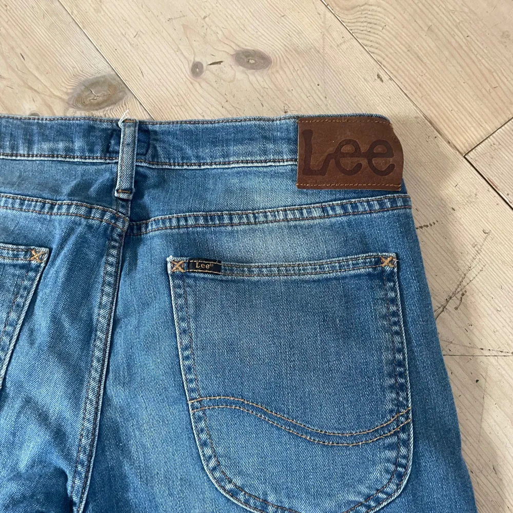 Blå lee jeans i slim modell, använta ett fåtal gånger, pris går att diskutera . Jeans & Byxor.