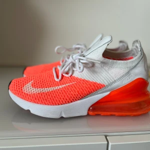 Nike Air Max 270 - Nike Air Max 270 ,  Färg :  Orange  Storlek : 37,5  Mycket bra skick,  sparsamt använda vid några tillfällen 