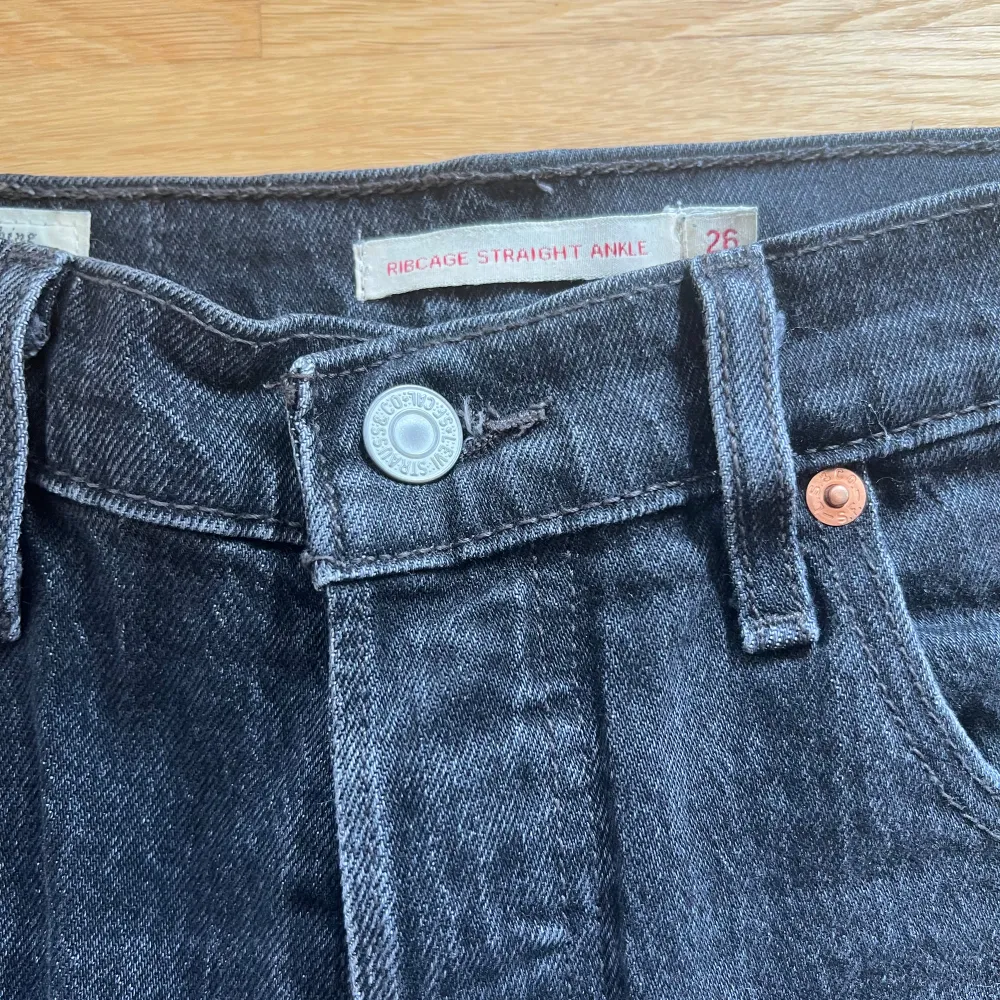 Så snygga jeans från Levi’s!💖 Modellen heter ribcage straight ankle, nypris är ca 1200 kr Kontakta mig vid intresse och tveka inte med att ställa frågor 🥰 . Jeans & Byxor.