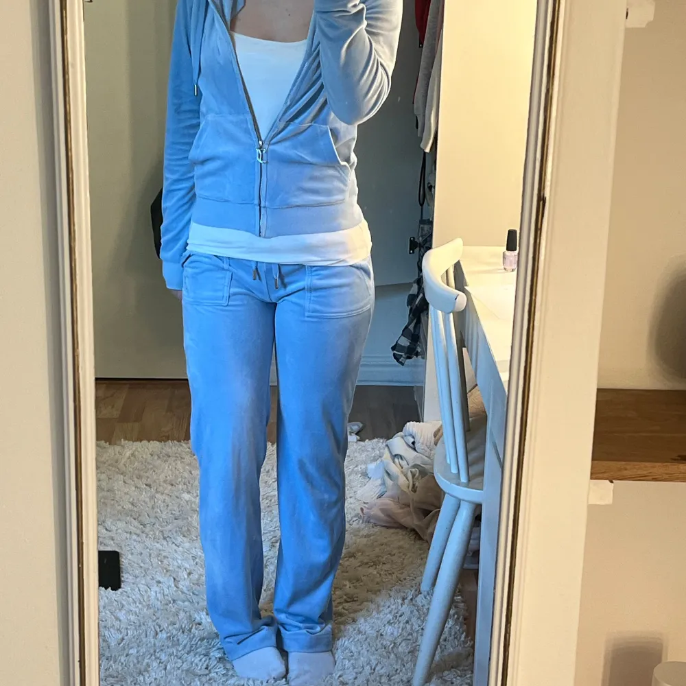 I färgen powder blue! Lite rostig på vissa ställen och lite sliten längst ner (då de varit för långa) men annars i bra skick! Nypris ca 2300, mitt pris 1000💞. Jeans & Byxor.