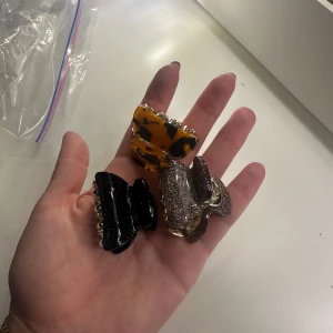 Tre små hårklämmor - Säljer dessa tre säga klämmor. Mitt hår är tyvärr för tjockt för dessa just nu. Fullt fungerande och näst intill oanvända