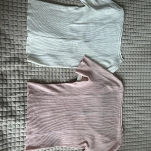 Ribbade tröjor  - Den rosa har prislappen kvar.  Den vita har jag bara dragit av prislappen, ej använd.Storlek M men passar S också.  100 kr för båda. 