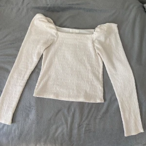 Vit låganramd blus från h&m - Hel ny och oanvänd blus från h&m storlek xs passar perfekt till kalas men även vardag  Köpte nyss men andvände aldrig  Orginalpris - 250