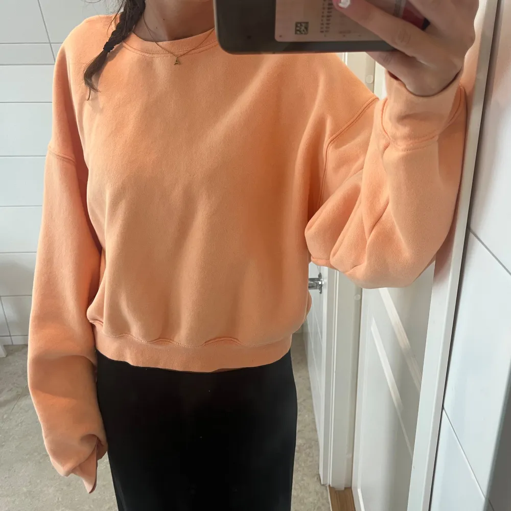 Sweater från bikbok i aprikos 🧡. Tröjor & Koftor.