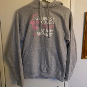 Gymnastikhoodie - Säljer då den är för liten. Storlek S men passa även xs och kanske xxs. Anvönd några få gånger så i superfint skick. Skriv vid frågor eller för fler bilder💕