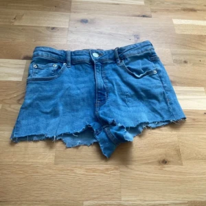 Avklippta jeansshorts - Jättefina avklippta jeansshorts från gina. Strl 158/164❣️