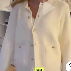 Stickad kofta  - Använd endast en gång, storlek m men passar mig som har s💗