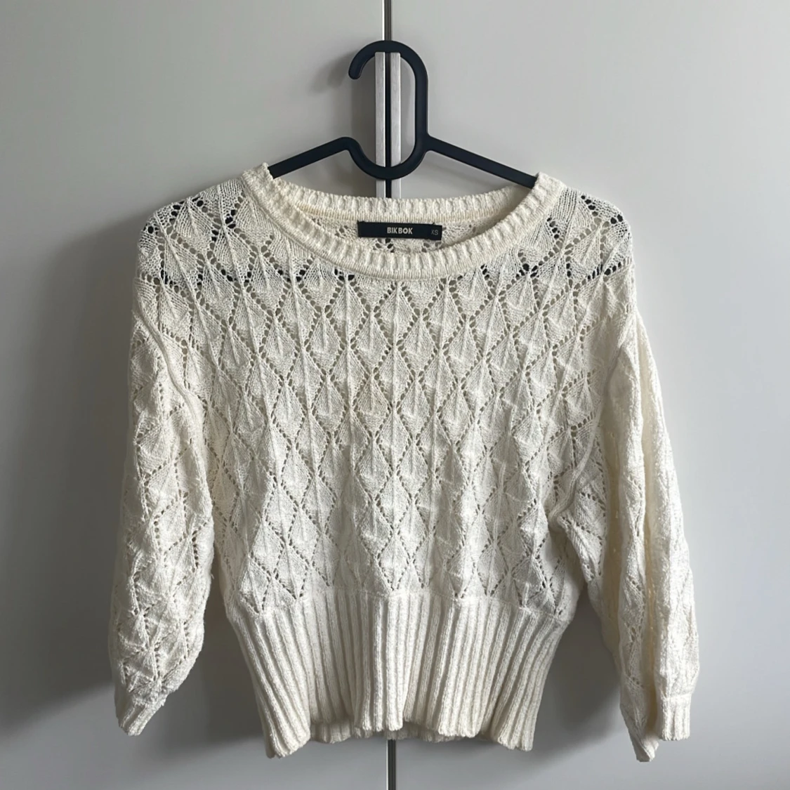 Vit stickad croppad tröja från Bik Bok - 91