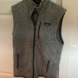 Patagonia väst - Jag säljer nu en patagonia väst som har ljusgrå färg, (stonewash). Storleken är S, skick 10/10 inga defekter. Pris: 950