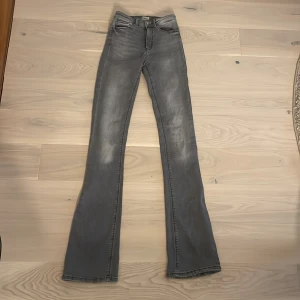 Supersnygga only jeans - Supersnygga jeans från only. Boot cut/ flared, low waist. Fin grå färg. Stl XS/38 (tall) Nypris: ca. 500kr