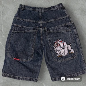 JNCO TYPE BULLDOG JORTS - Galet feta jnco type jorts från märket machine💙💙🐶 nice passform och i nyskick💙🔥💯😍 en för frågor eller funderingar 🔥🔥
