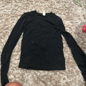 Svart långärmad tröja från C.W. - Säljer en svart långärmad tröja från märket C.W. Tröjan är i storlek S och är gjord av ett mjukt och bekvämt material. Perfekt för höst och vinter, den är både stilren och enkel att matcha med andra plagg. Tröjan är i bra skick och har en normal passform. Perfekt för både vardag och fest!