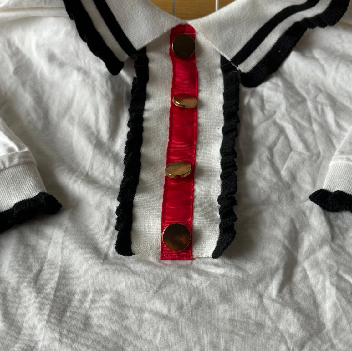 Vit blus med svarta detaljer och röda knappar - 93