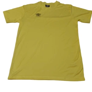 Gul fotbollströja från Umbro - Säljer en gul fotbollströja från Umbro i storlek L. Tröjan är kortärmad och i bra skick. Perfekt för träning eller match!