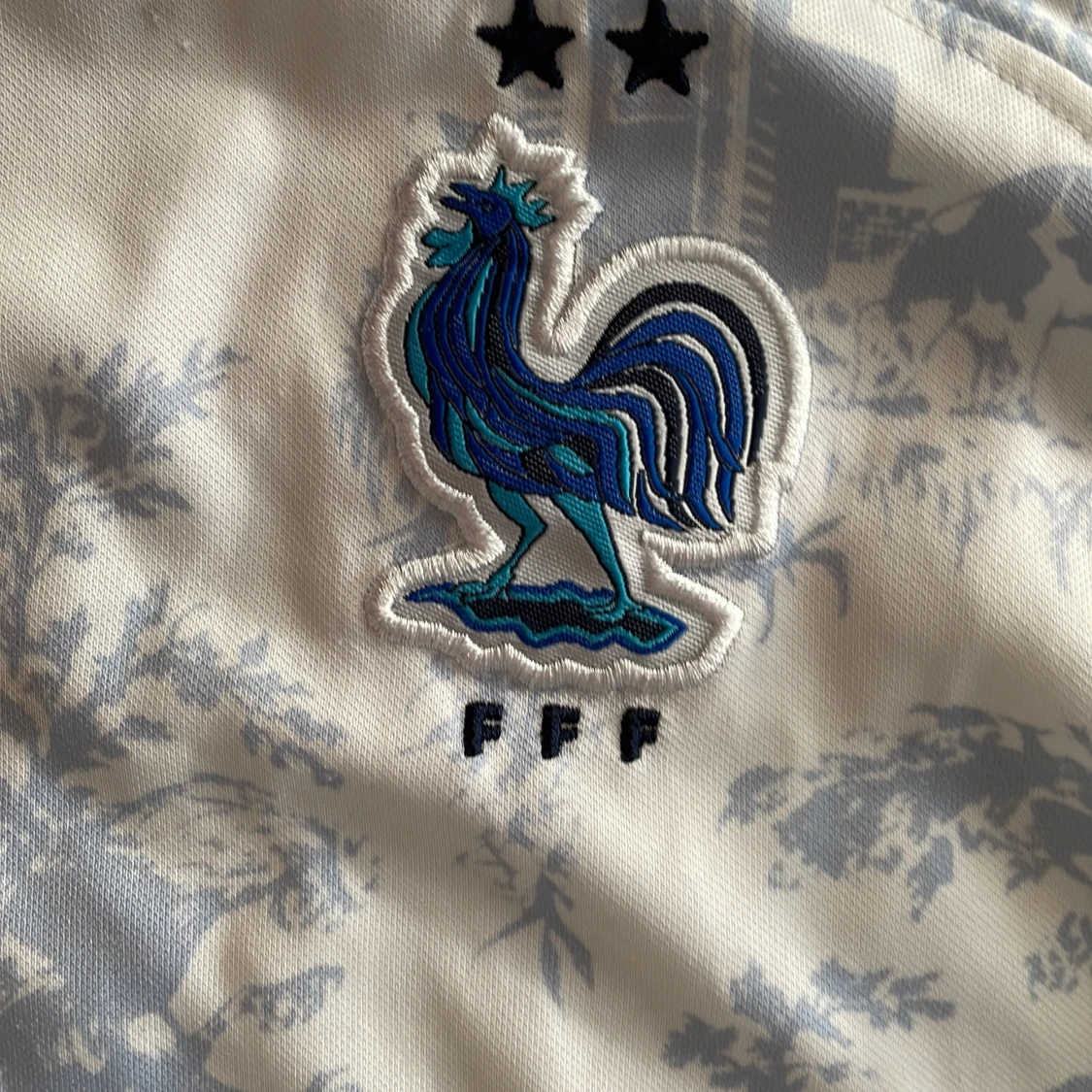 Vit och blå fotbollströja med mönster - 90