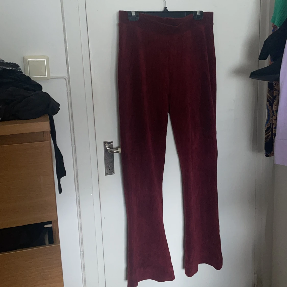 Vinröda manchesterbyxor utsvängda