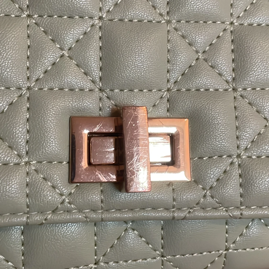 Mintgrön axelväska med guldkedja - 4