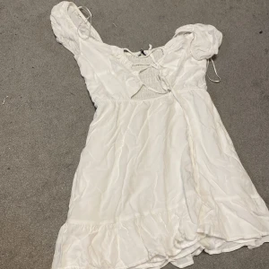  Säljer den här klänningen för att den är för liten ☺️ -  Klänning med spännband på framsidan och st stretch på ryggen 