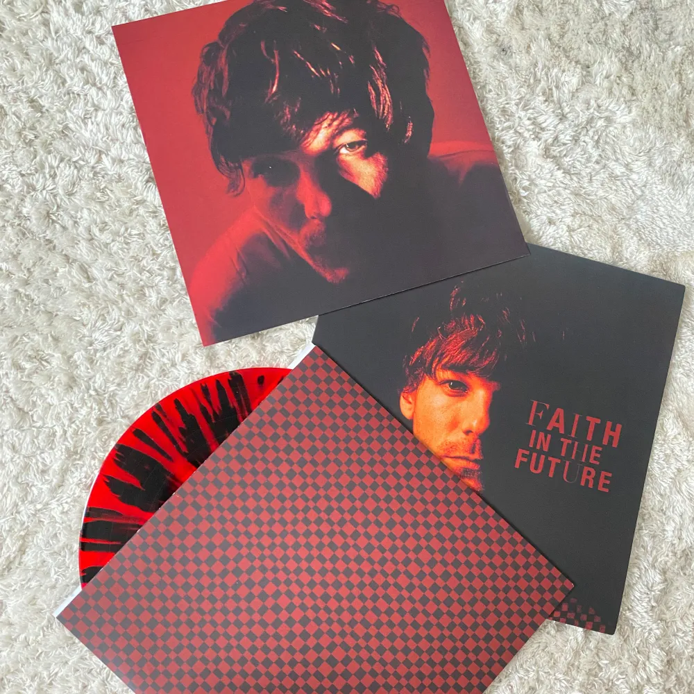 Denna Limited edition red n black splatter vinyl säljer jag helt ospelad. Säljer då för att jag inte spelar den alls.  Säljer för endast 399kr + frakt. Hör av dig vid frågor eller så kan man köpa direkt! 😇😇. Övrigt.