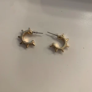 Örhängen - Hej säljer dessa fina örhängen som liknar de från Edblad🫶🏼