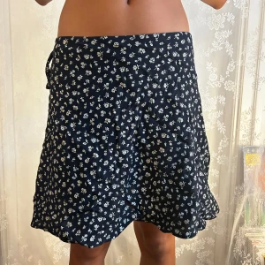 brandy melville kjol - söt omlott kjol från brandy melville passar alla storlekar