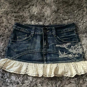 Mörkblå kjol från Only - Jättesnygg kjol från Only som är för stor för mig. Aldrig använd och inga defekter.  Midjemått:40-41 cm