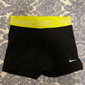 Nike PRO shorts - Fina Nike PRO shorts som ej kommer till användning längre. Storlek M, men passar mig som har S.