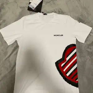 Moncler T-shirt inköpt hos Farfetch för cirka 3900kr (369€). Säljs pga att min lillebror väntade ut ångerrätt/öppetköp! Pris går att diskutera 