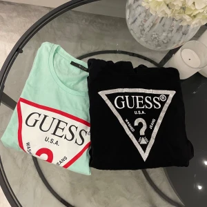 Guess tröjor - Jättefina tröjor från Guess✨Den mintgröna är en t-shirt och den svarta är en hoodie. Går att köpa separat. Står ingen storlek i men skulle gissa xs
