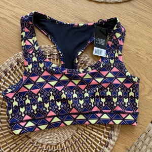 Sportbh  - En jätte fin sport-bh som är aldrig använd. Etiketten sitter kvar. 