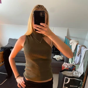 Grön topp - Grön topp med cool detalj! One shoulder